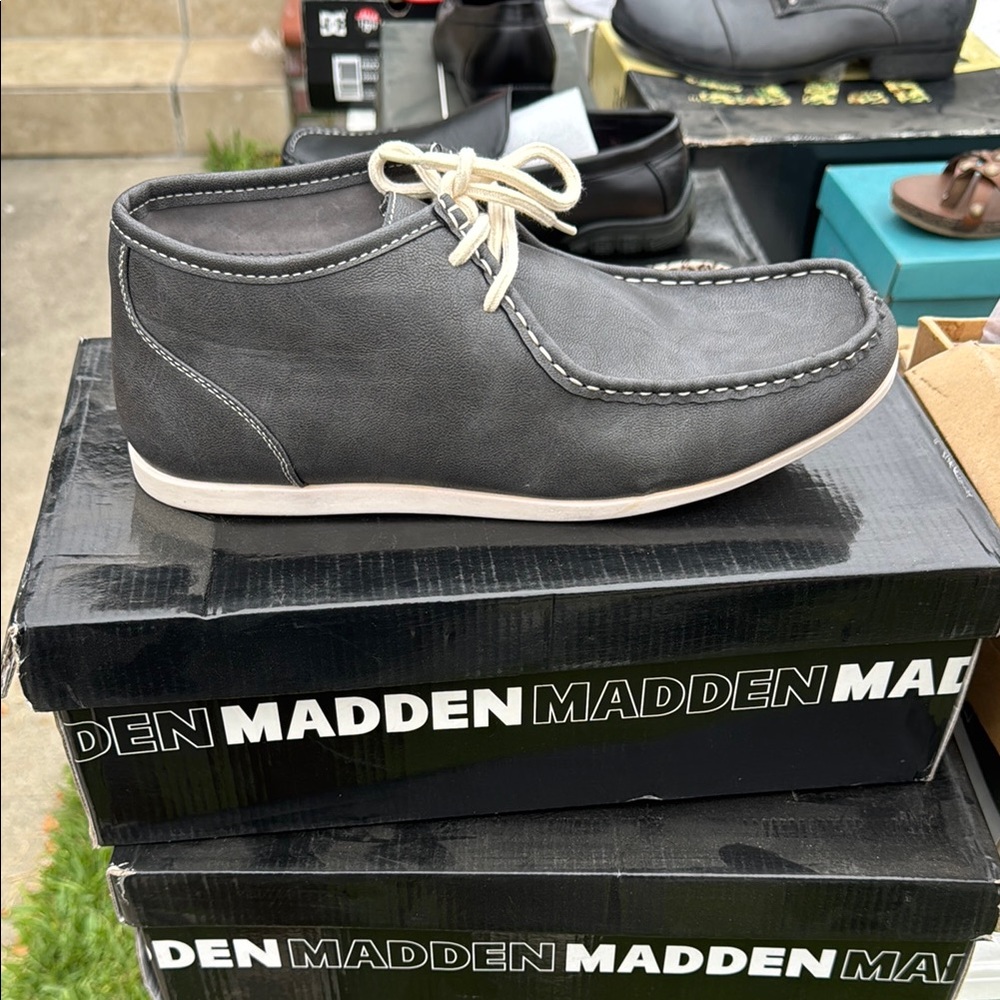 Steve Madden Gray Chukka Boots with Modern Aesthetic
